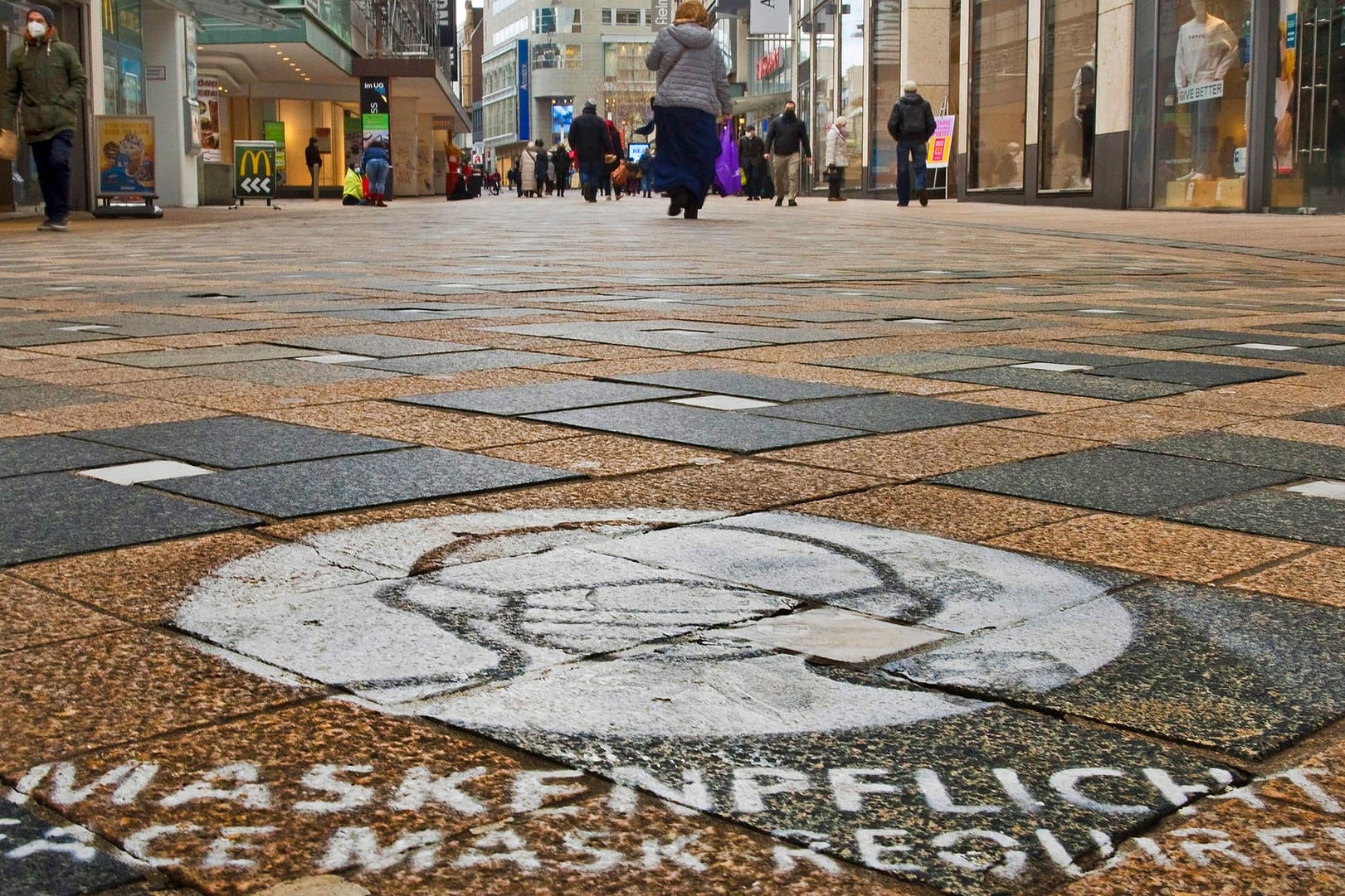 Wenige Menschen auf dem Westenhellweg in Dortmund (Symbolfoto): Gastronomen und Einzelhändler hoffen nach monatelanger, pandemiebedingter Durststrecke wieder auf mehr Kunden.