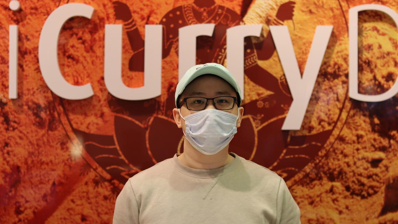 Der 25-jährige Dung Nguyen blickt gelassen auf die leere Food Lounge: Er hat Corona einkalkuliert, als er seinen Imbiss eröffnet hat – und blickt optimistisch in die Zukunft.