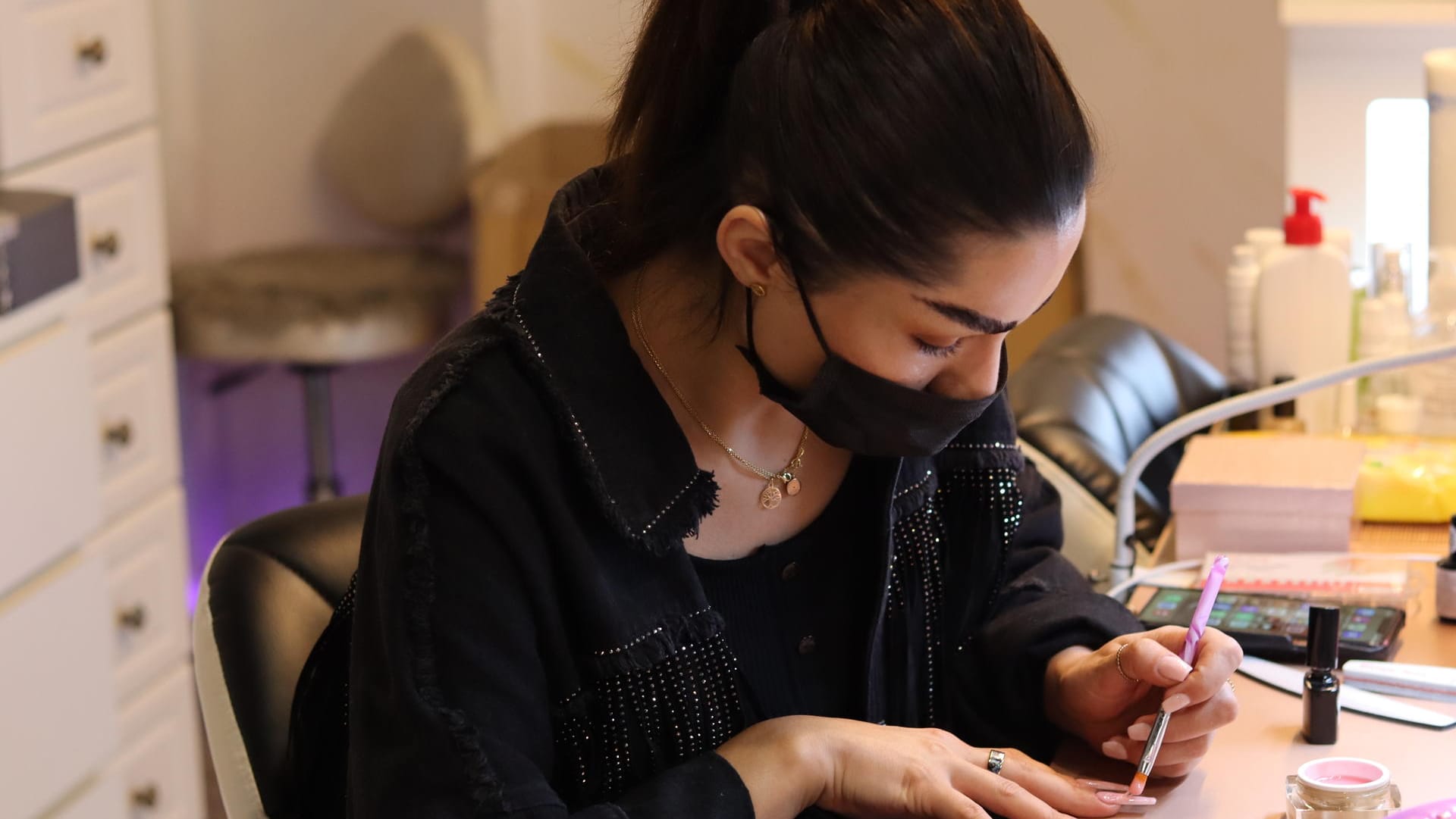 Asia Schodjai führt ein Nagelstudio – und leidet nach eigenen Angaben sehr unter der Pandemie. Sie überlege, ganz zu schließen, sagt sie.