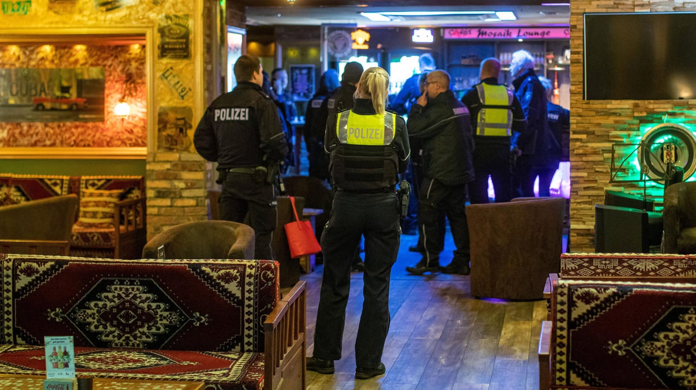 Eine Razzia in einer Duisburger Shisha-Bar Anfang 2020.