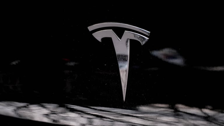 Tesla: Tausenden Neuwagen des US-Unternehmens fehlt ein wichtiges Bauteil. Die Kunden sollten davon nichts erfahren.