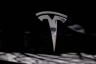 Tesla: Tausenden Neuwagen des US-Unternehmens fehlt ein wichtiges Bauteil. Die Kunden sollten davon nichts erfahren.