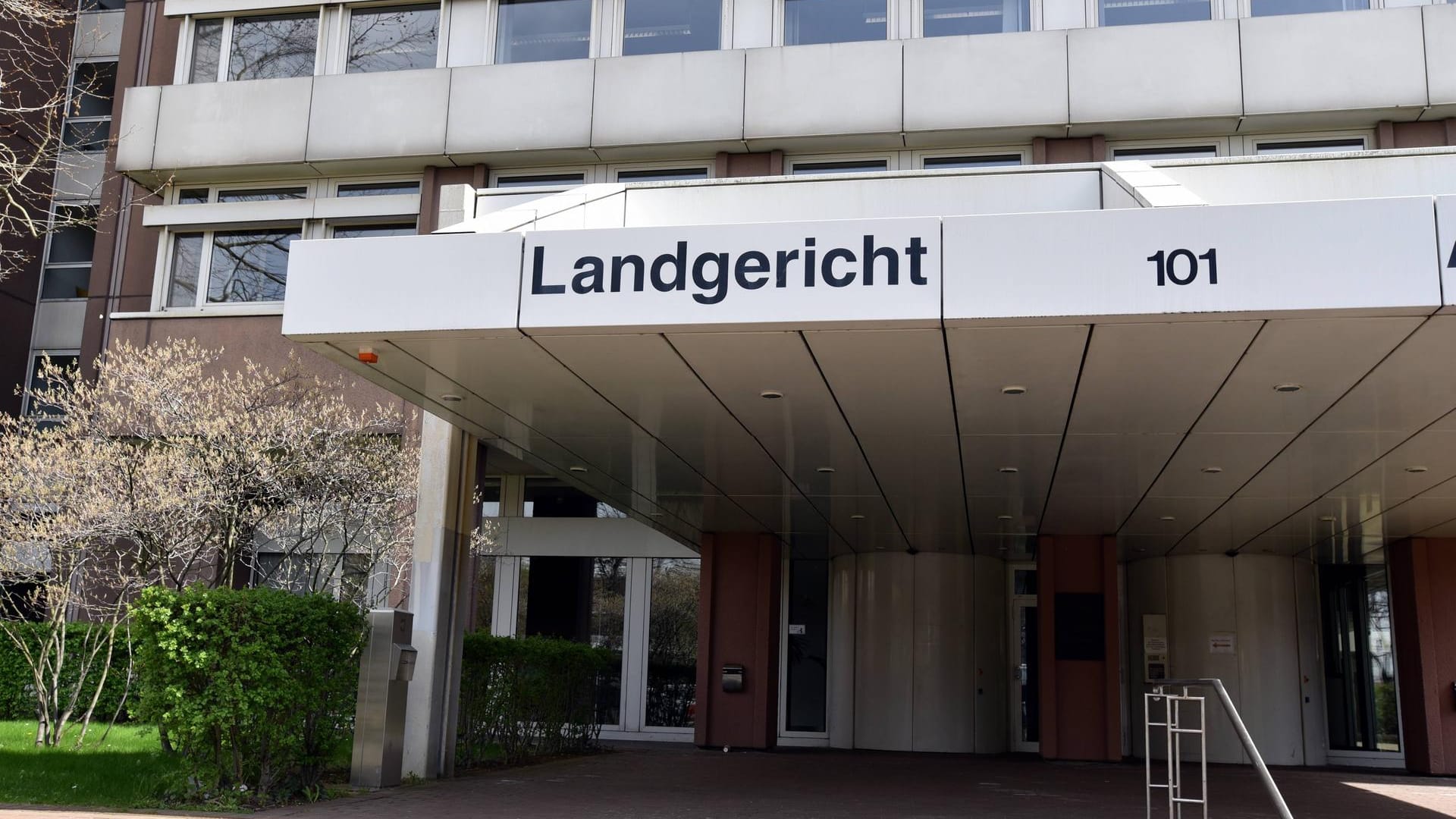 Schild am Eingang vor dem Gebäude des Justizzentrums (Symbolbild): Das Landgericht verhandelt in dem Missbrauchsfall. Schild am Eingang vor dem Gebäude des Justizzentrums (Symbolbild): Das Landgericht verhandelt in dem Missbrauchsfall.