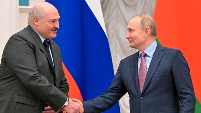 Russlands Präsident Wladimir Putin (r) und Alexander Lukaschenko, Präsident von Belarus, im Kreml in Moskau.