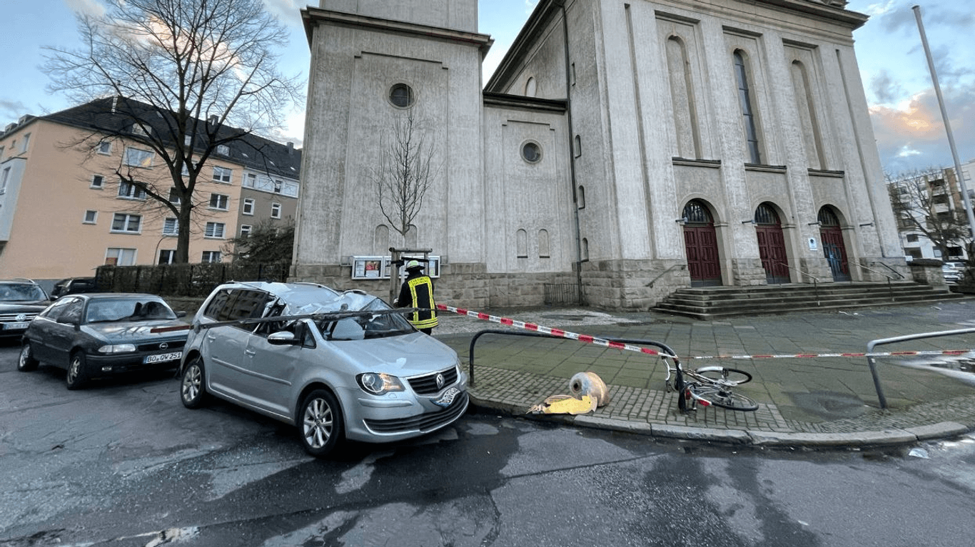 Sturm in Dortmund: Die St. Gertrudis-Kirche verlor bei dem Orkan ihr Kirchenkreuz.
