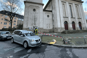 Sturm in Dortmund: Die St. Gertrudis-Kirche verlor bei dem Orkan ihr Kirchenkreuz.
