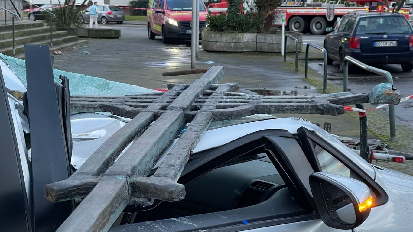 Das Kreuz der Katholischen Kirche landete auf einem Auto, das einen Totalschaden erlitt.