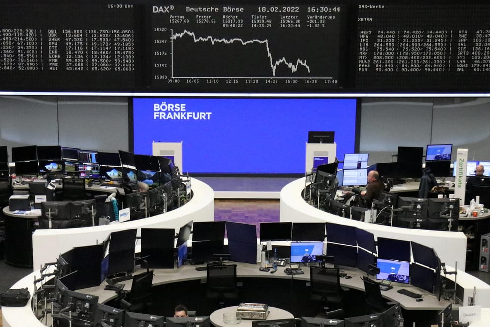 Blick auf den Dax im Handelssaal der Deutschen Börse: Der Leitindex gab am Freitag deutlich nach.