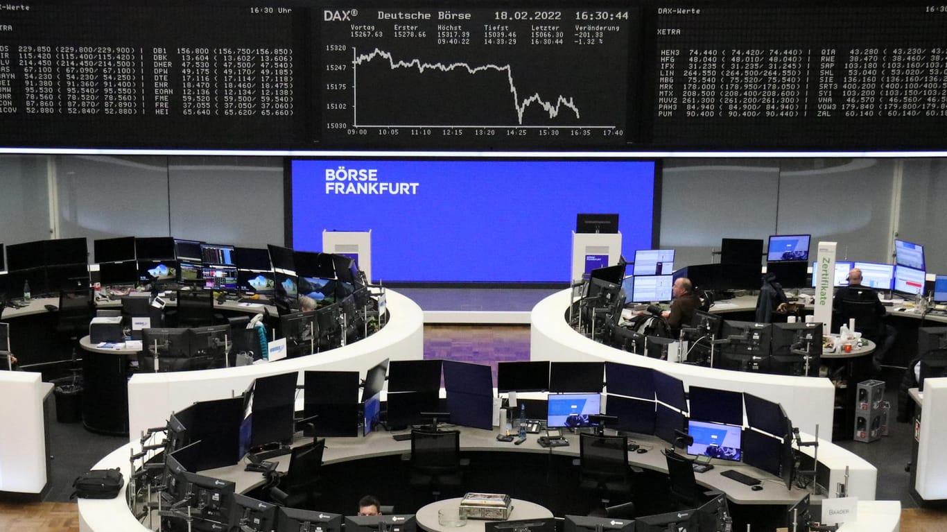 Blick auf den Dax im Handelssaal der Deutschen Börse: Der Leitindex gab am Freitag deutlich nach.