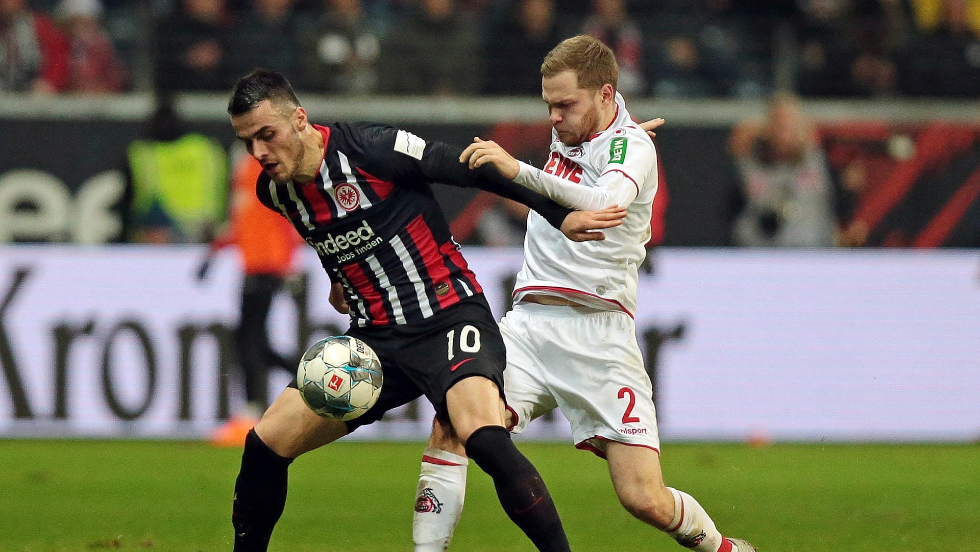 Filip Kostic von Eintracht Frankfurt im Zweikampf mit Benno Schmitz vom 1. FC Koeln (Archivbild): Zwischen ihnen könnte es zu einem Schlüsselduell kommen.