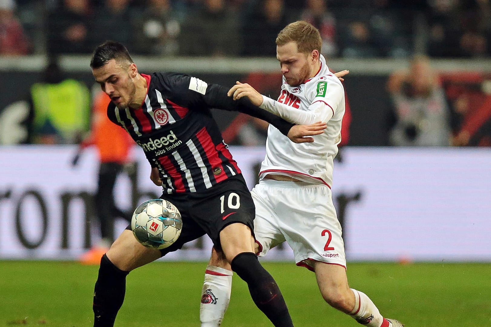 Filip Kostic von Eintracht Frankfurt im Zweikampf mit Benno Schmitz vom 1. FC Koeln (Archivbild): Zwischen ihnen könnte es zu einem Schlüsselduell kommen.