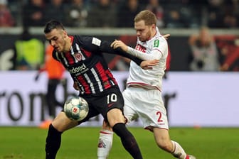 Filip Kostic von Eintracht Frankfurt im Zweikampf mit Benno Schmitz vom 1. FC Koeln (Archivbild): Zwischen ihnen könnte es zu einem Schlüsselduell kommen.