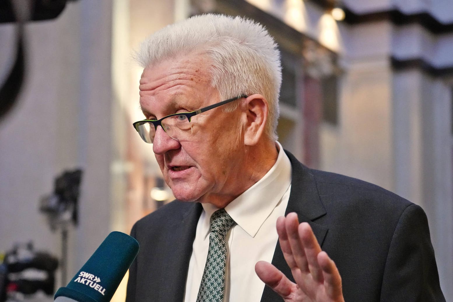 Winfried Kretschmann, Ministerpräsident von Baden-Württemberg, in einem Interview (Archivbild): In einer Regierungserklärung kündigt er Lockerungen an.