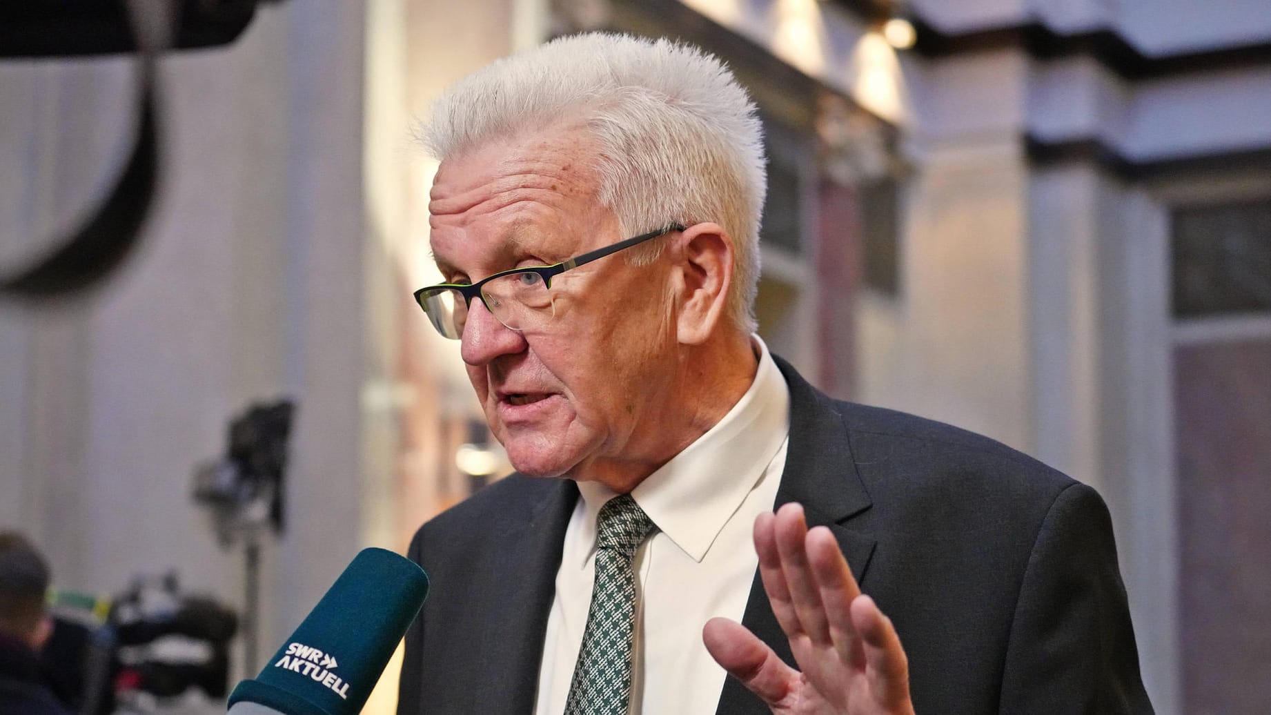 Winfried Kretschmann, Ministerpräsident von Baden-Württemberg, in einem Interview (Archivbild): In einer Regierungserklärung kündigt er Lockerungen an.