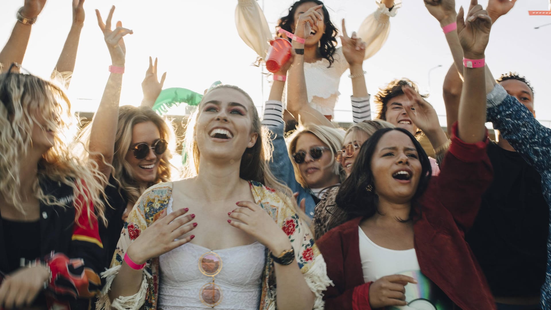 Konzert im Frühjahr (Symbolbild): Den Menschen in Deutschland steht ein Frühling ohne tiefgreifende Corona-Beschränkungen bevor.