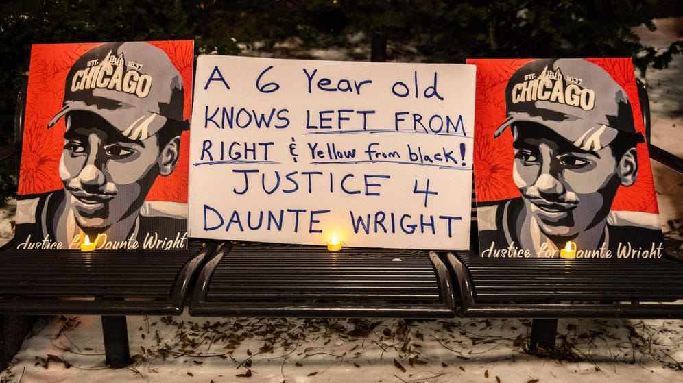 Protestplakat nach dem Tod von Daunte Wright: Eine Ex-Polizistin ist nun zu einer recht milden Strafe verurteilt worden.
