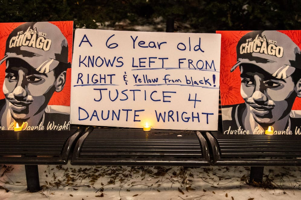 Protestplakat nach dem Tod von Daunte Wright: Eine Ex-Polizistin ist nun zu einer recht milden Strafe verurteilt worden.