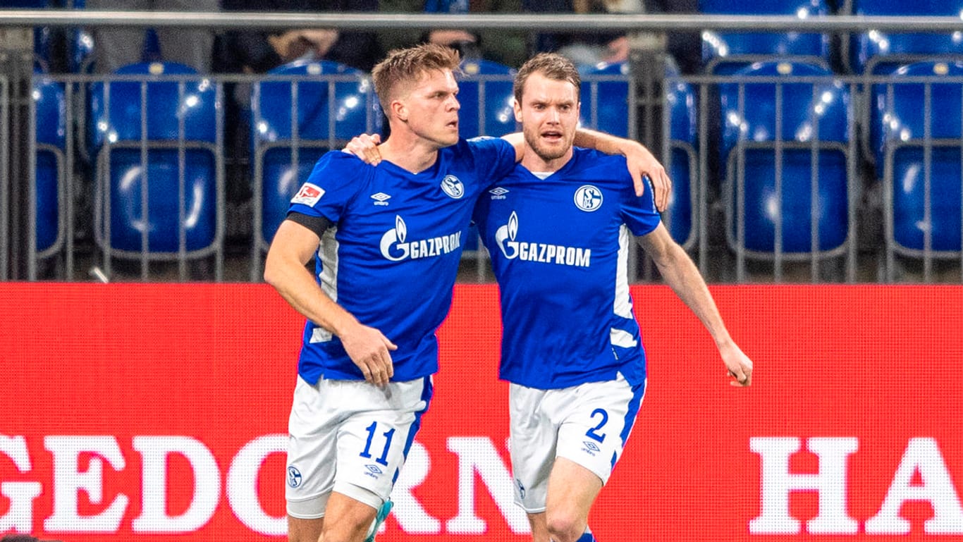 Schalkes Vorlagengeber Thomas Ouwejan jubelt mit Torschütze Marius Bülter (v.r.).
