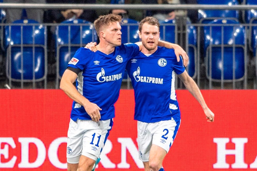Schalkes Vorlagengeber Thomas Ouwejan jubelt mit Torschütze Marius Bülter (v.r.).