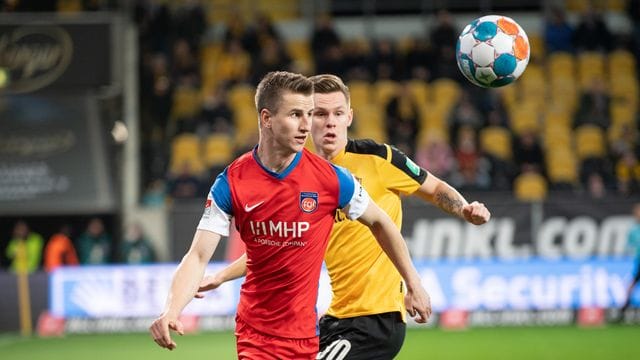 Der Heidenheimer Jan Schöppner (l) im Zweikampf mit Julius Kade von Dynamo Dresden.