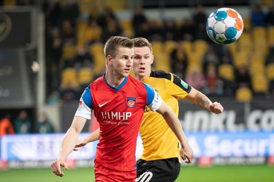 Der Heidenheimer Jan Schöppner (l) im Zweikampf mit Julius Kade von Dynamo Dresden.