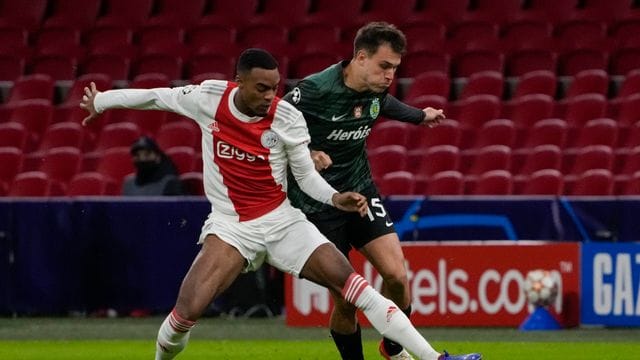 Ajax-Profi Ryan Gravenberch (l) soll beim FC Bayern auf der Wunschliste stehen. Ajax-Profi Ryan Gravenberch (l) soll beim FC Bayern auf der Wunschliste stehen.