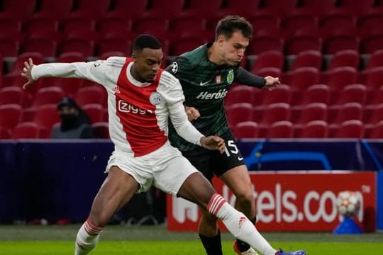 Ajax-Profi Ryan Gravenberch (l) soll beim FC Bayern auf der Wunschliste stehen.
