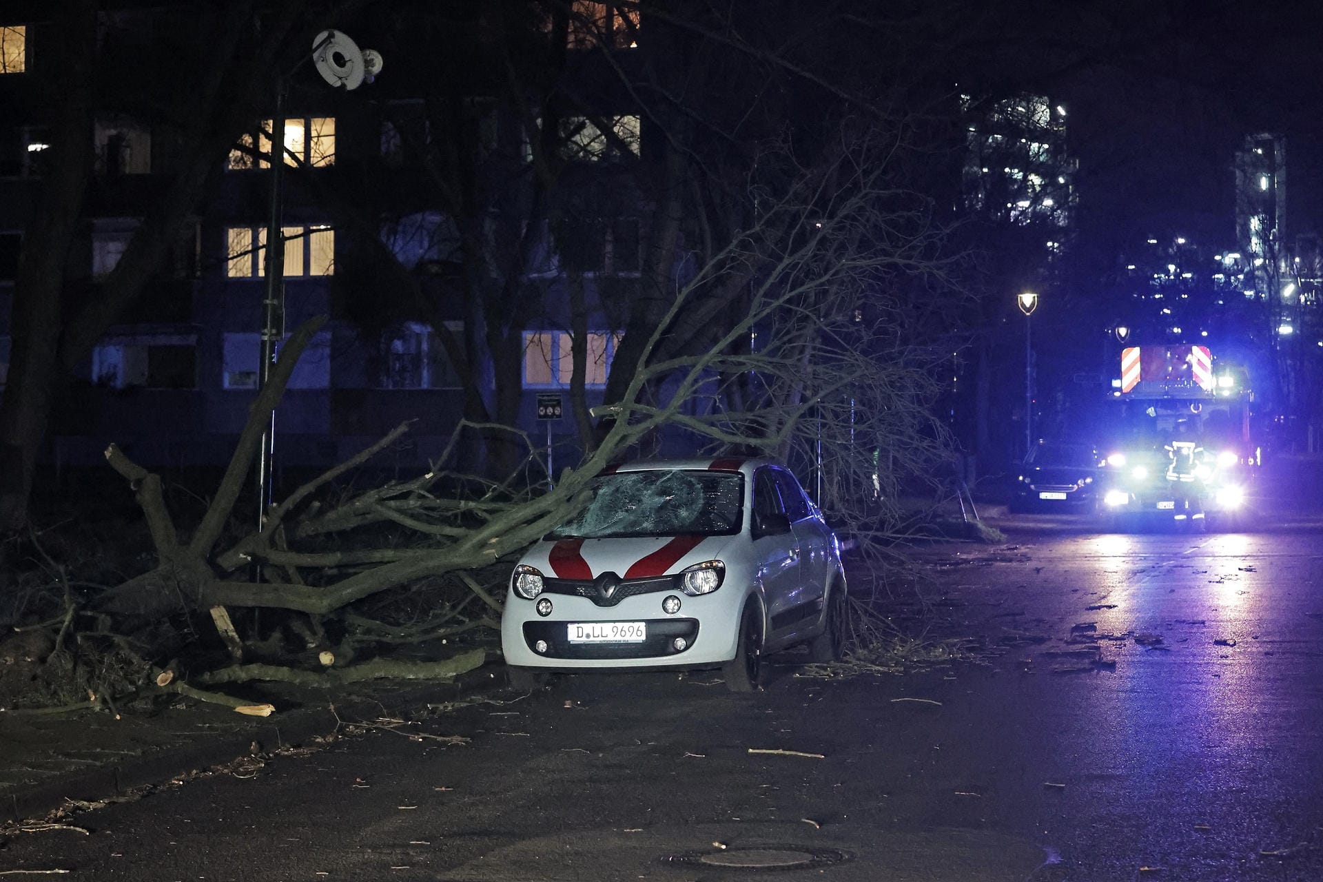 Düsseldorf: Im Ortsteil Wersten stürzte ein Baum auf einen Pkw. Dabei riss er auch eine Gaslaterne um, sodass Gas am Umfallort ausströmte.
