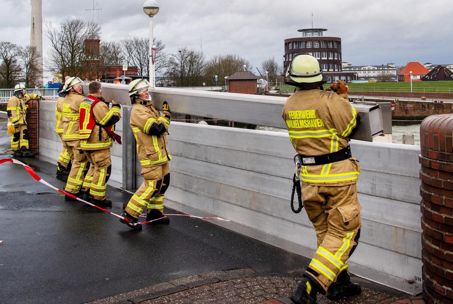 Wilhelmshaven: Einsatzkräfte der Feuerwehr haben in Vorbereitung auf eine Sturmflut den Deichschart zum Helgolandkai.