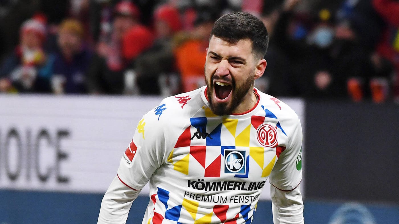 Aaron Martin: Der Verteidiger schickte Mainz mit seinem Traumtor auf die Siegerstraße. Aaron Martin: Der Verteidiger schickte Mainz mit seinem Traumtor auf die Siegerstraße.