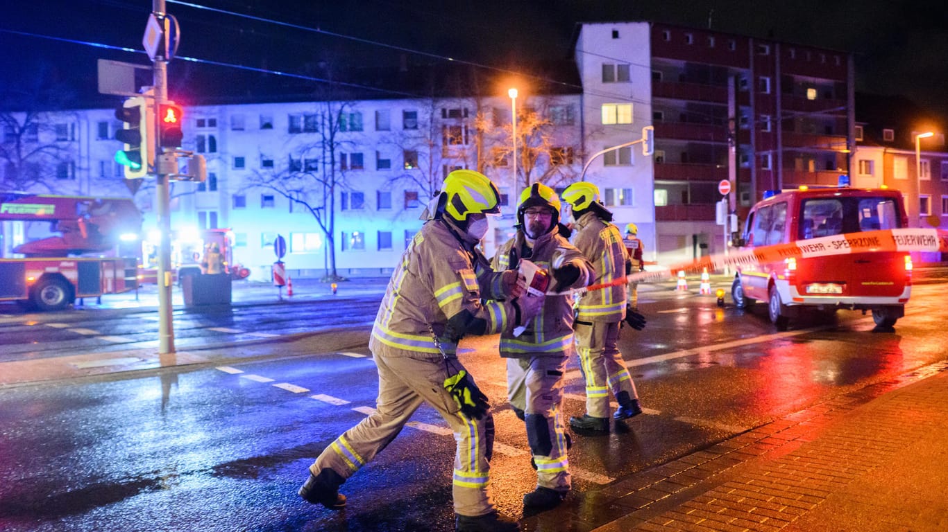 Einsatzkräfte der Feuerwehr Laatzen sperren während Orkantief Zeynep die Hildesheimer Straße für den Verkehr, Stadtbahn und Fußgänger, nachdem sich vom Flachdach eines Mehrfamilienhauses große Bleche gelöst hatten