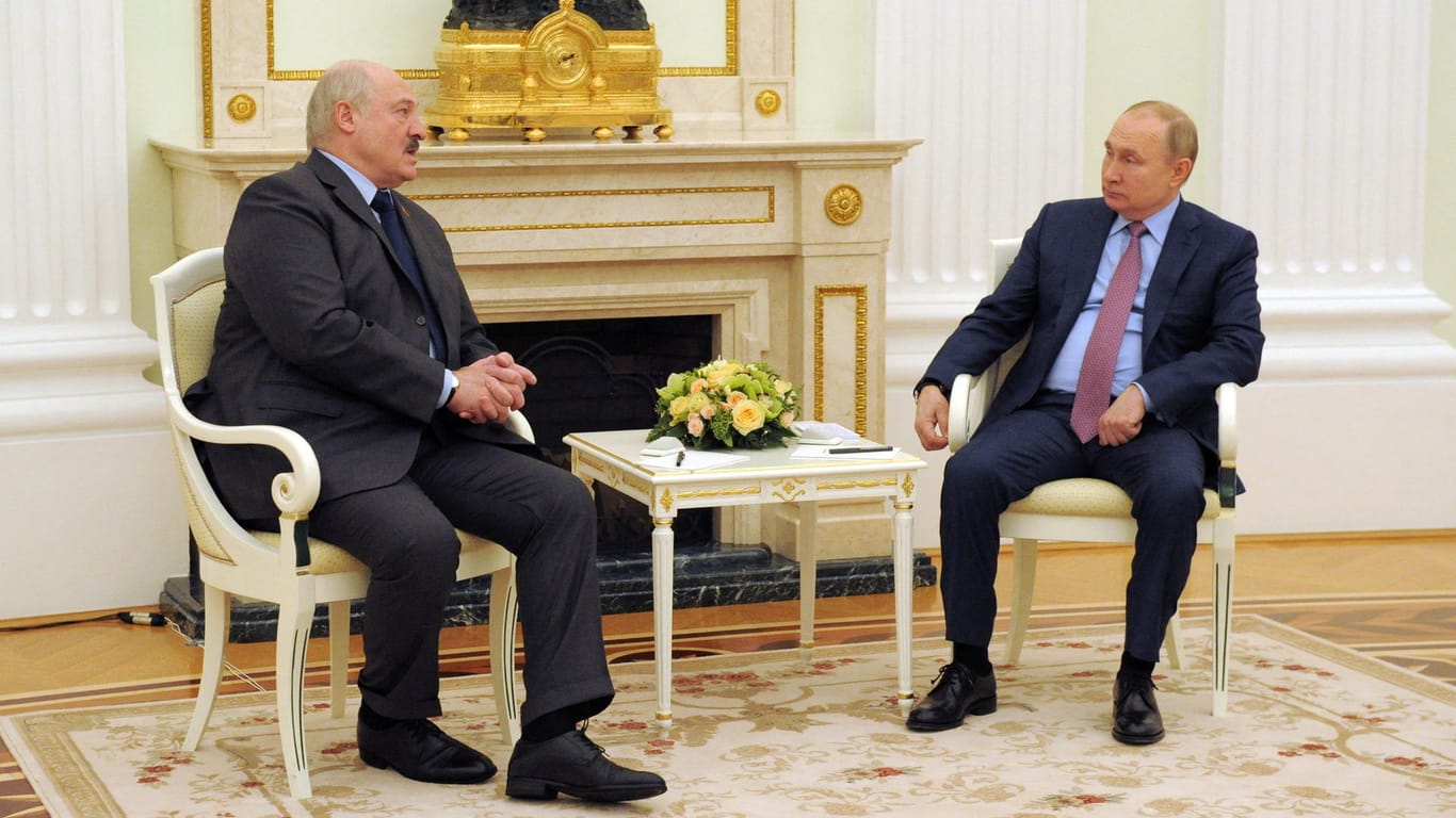 Wladimir Putin und Alexander Lukaschenko: Die beiden Machthaber drohen den Menschen im Westen mit einem Angriff auf die Ukraine.