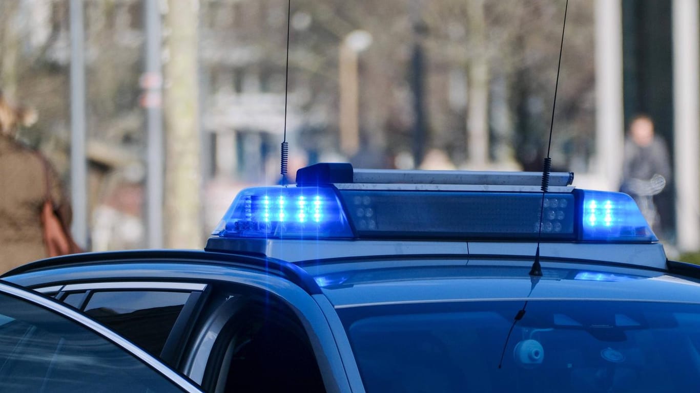 Das Blaulicht eines Polizeiautos (Symbolbild): Bei einem Unfall im Kreis Cloppenburg starben zwei Menschen.
