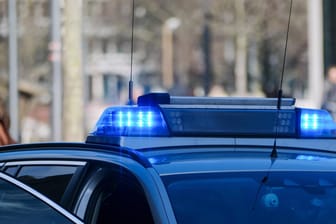 Das Blaulicht eines Polizeiautos (Symbolbild): Bei einem Unfall im Kreis Cloppenburg starben zwei Menschen.