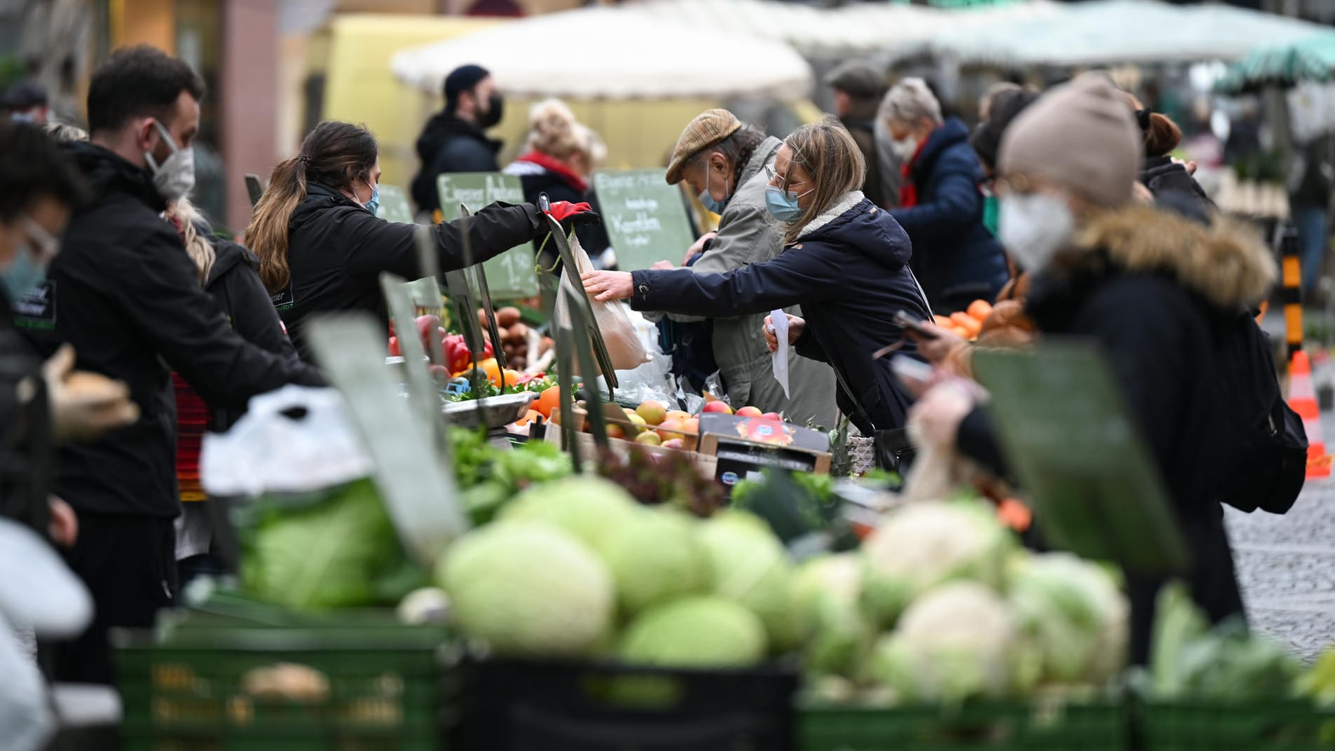 Menschen kaufen auf dem Mainzer Wochenmarkt ein: In der Corona-Pandemie gibt es immer mehr Lockerungen. Menschen kaufen auf dem Mainzer Wochenmarkt ein: In der Corona-Pandemie gibt es immer mehr Lockerungen.