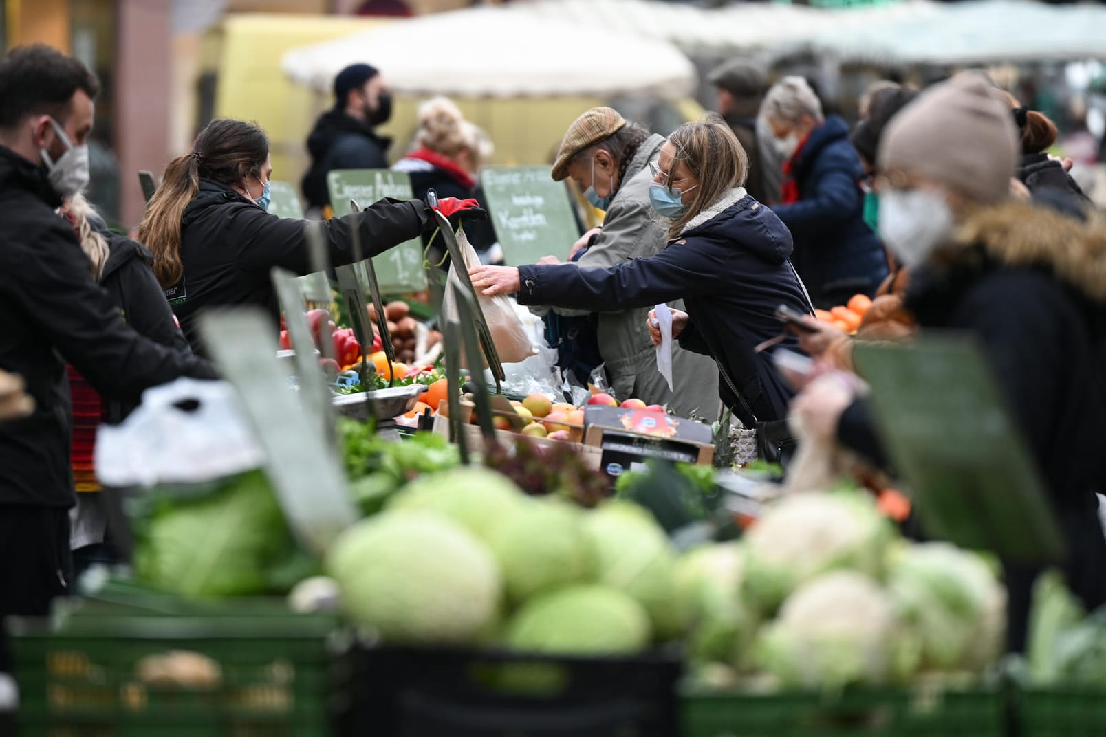 Menschen kaufen auf dem Mainzer Wochenmarkt ein: In der Corona-Pandemie gibt es immer mehr Lockerungen.