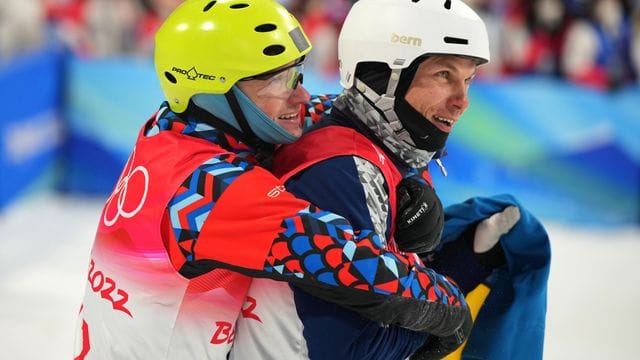 Der Russe Ilja Burow (l) umarmt den Ukrainer Oleksandr Abramenko.