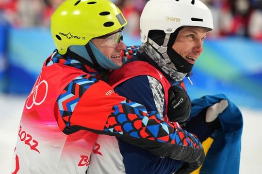 Der Russe Ilja Burow (l) umarmt den Ukrainer Oleksandr Abramenko.