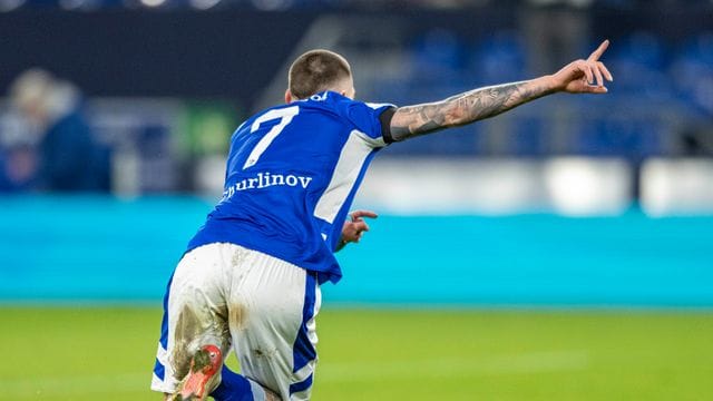 Der Schalker Darko Churlinov jubelt über seinen Treffer zum 2:0.