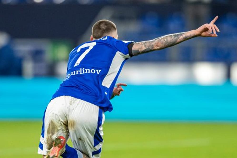 Der Schalker Darko Churlinov jubelt über seinen Treffer zum 2:0.