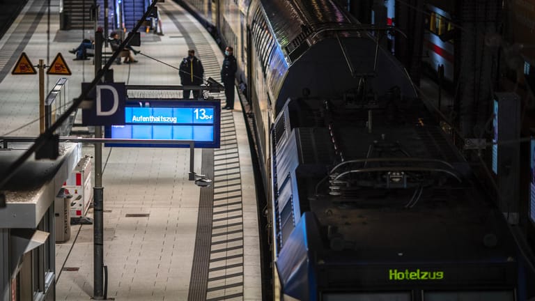 Aufenthaltszug am Hauptbahnhof Hamburg: Der Zugverkehr wurde aufgrund von Sturm Zeynep eingestellt