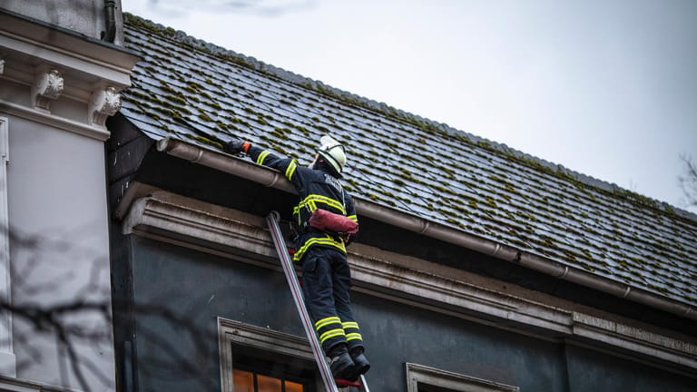 Sturm "Zeynep" in Hamburg: Feuerwehr sichert losen Dachziegel