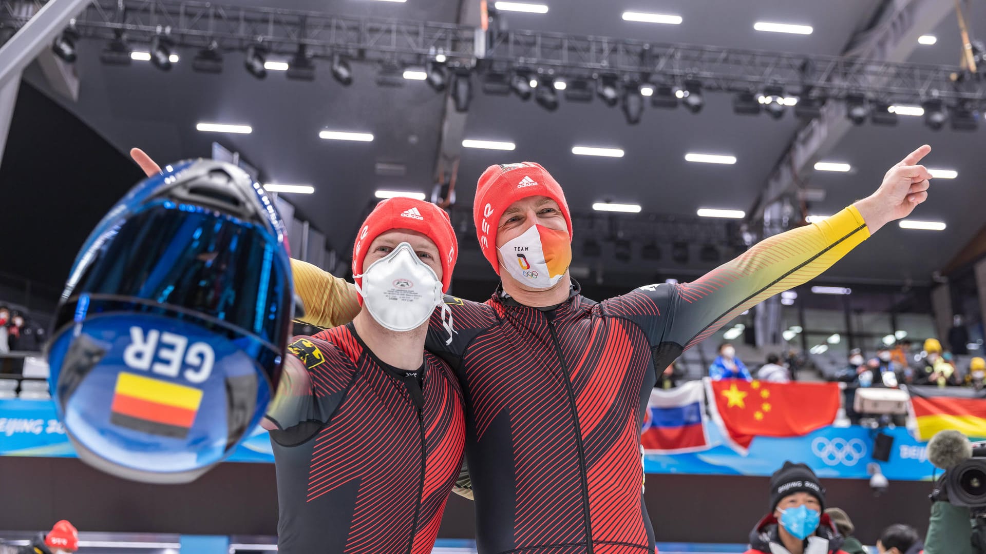 Francesco Friedrich (r.) und Thorsten Margis: Die beiden gewannen im Zweierbob die Goldmedaille.