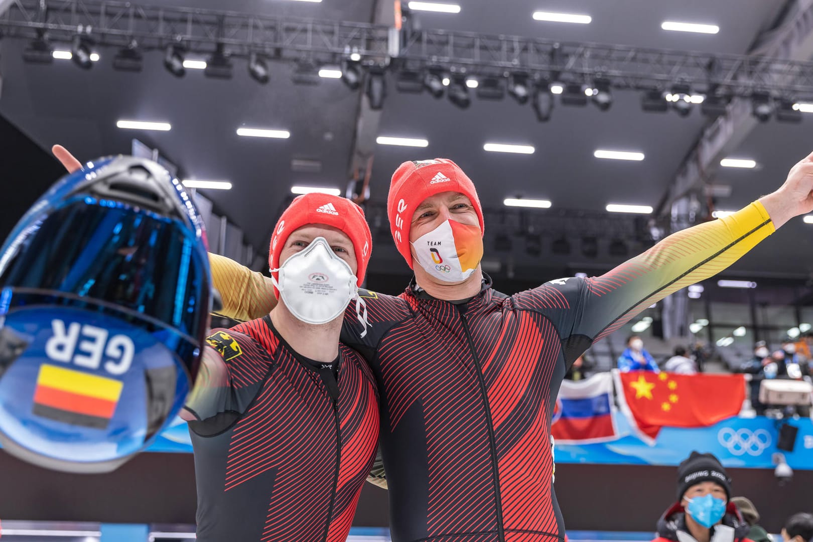 Francesco Friedrich (r.) und Thorsten Margis: Die beiden gewannen im Zweierbob die Goldmedaille.