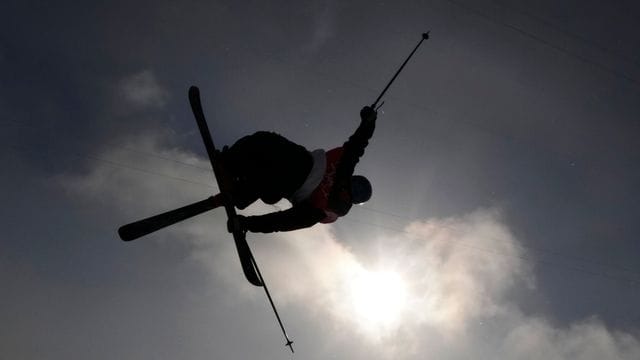 Ski-Freestyler Nico Porteous aus Neuseeland siegte in der Halfpipe.