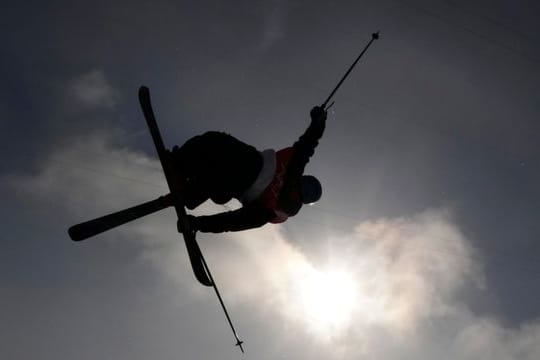 Ski-Freestyler Nico Porteous aus Neuseeland siegte in der Halfpipe.