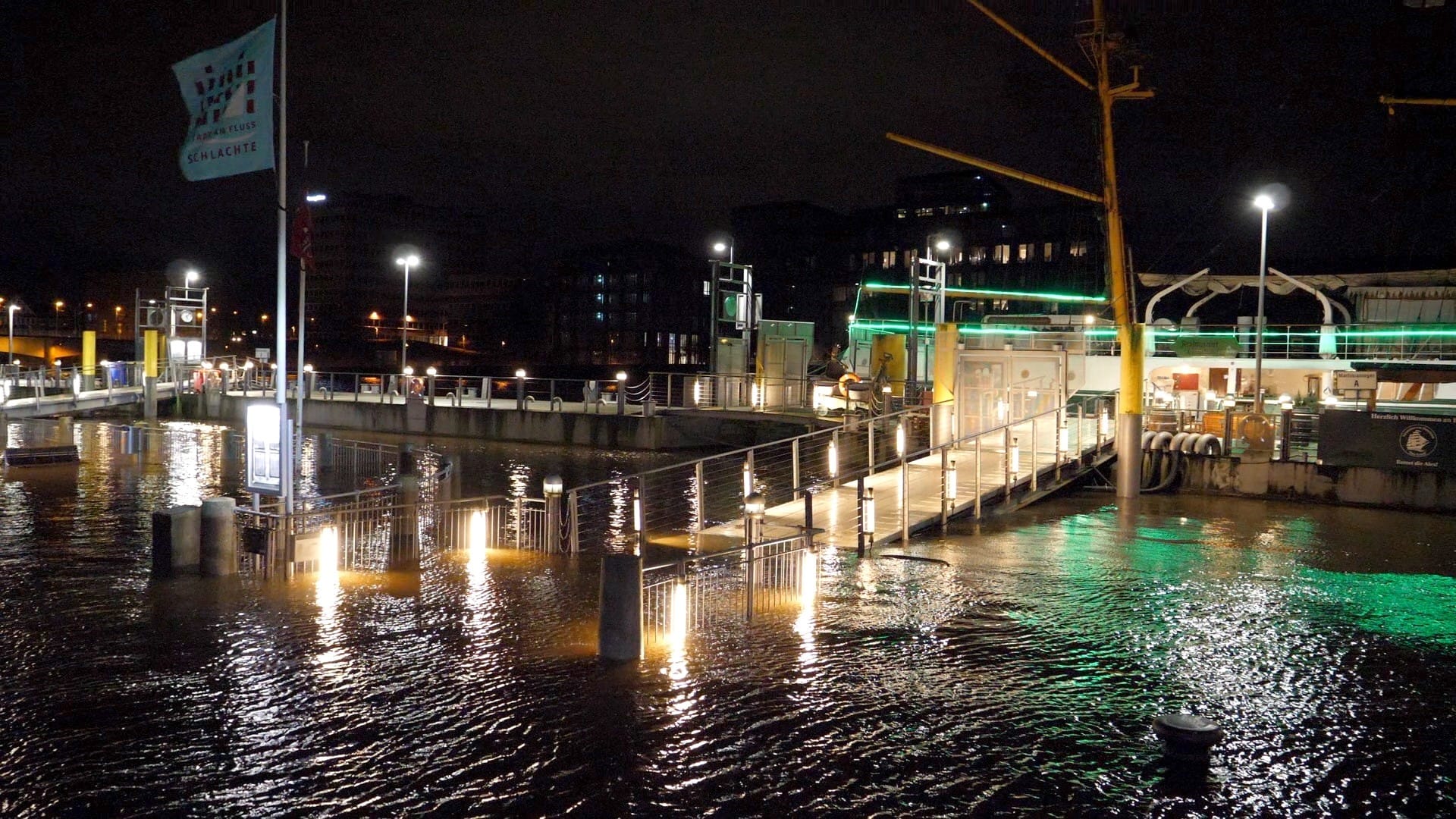 Sturmflut am Weserufer in Bremen: In der Nacht ist ein 55 Meter hoher Baukran eingestürzt.