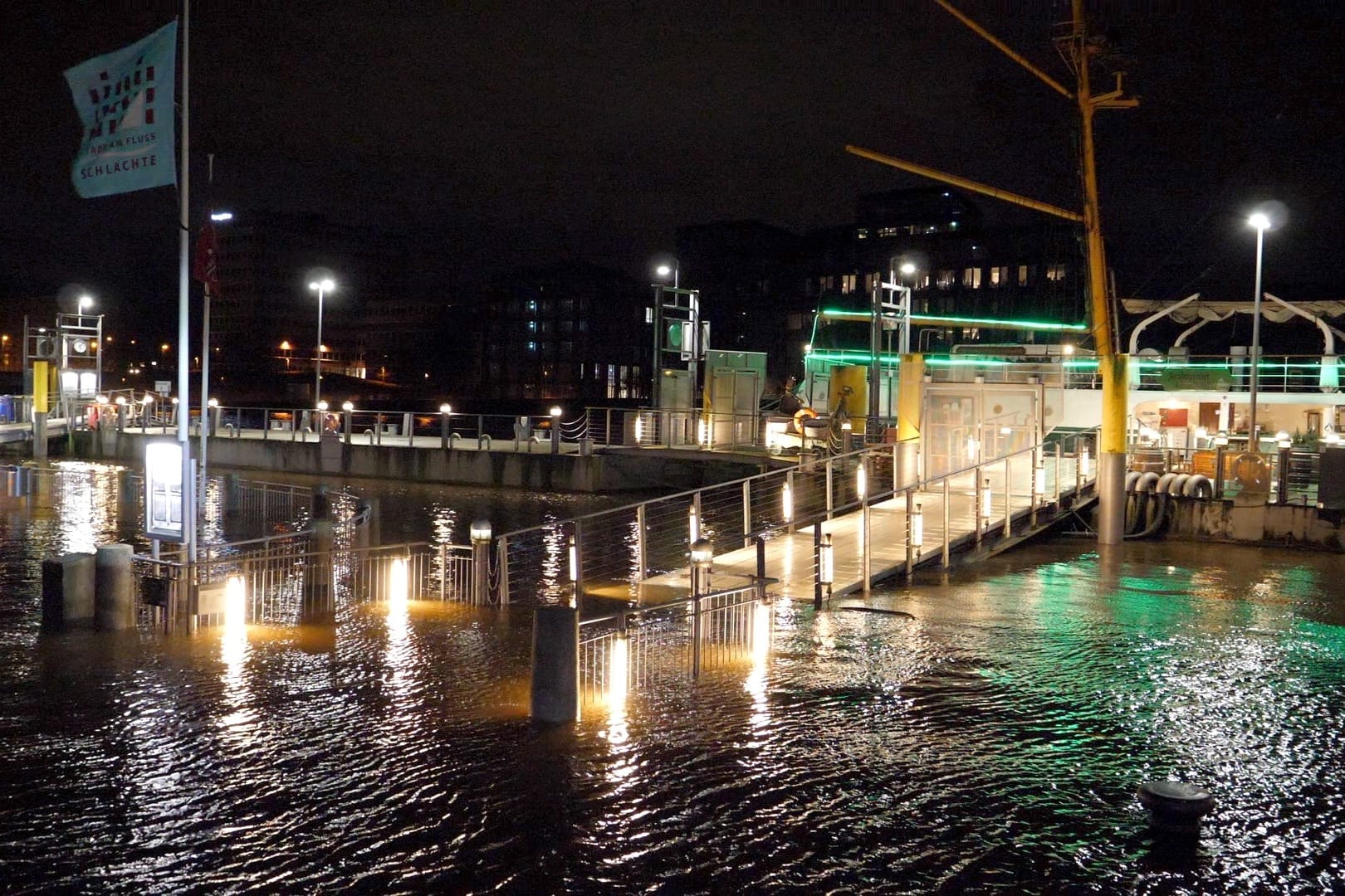 Sturmflut am Weserufer in Bremen: In der Nacht ist ein 55 Meter hoher Baukran eingestürzt.