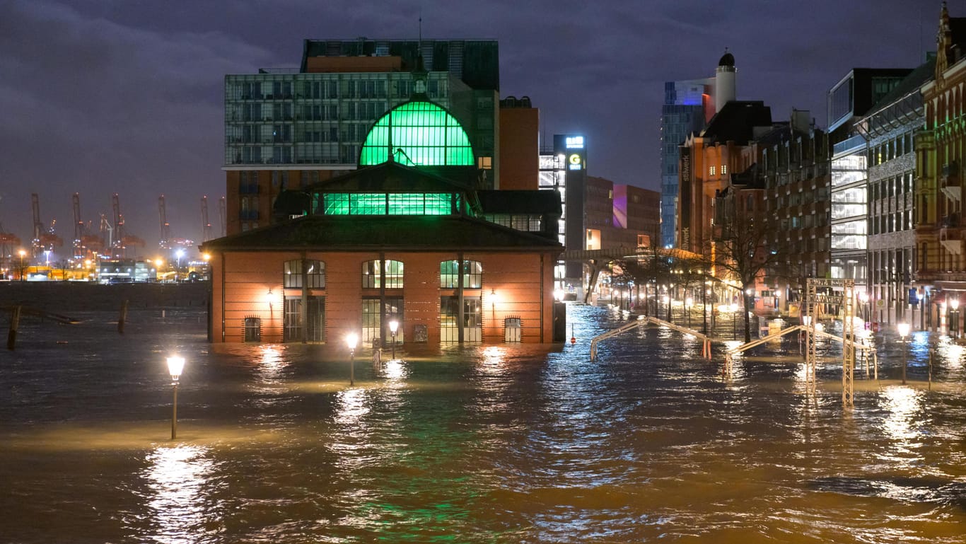 Der Fischmarkt mit Fischauktionshalle ist am frühen Morgen vollständig vom Wasser der Elbe überflutet: Der Sturm hat in Hamburg schwere Schäden angerichtet.