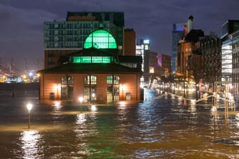 Der Fischmarkt mit Fischauktionshalle ist am frühen Morgen vollständig vom Wasser der Elbe überflutet: Der Sturm hat in Hamburg schwere Schäden angerichtet.